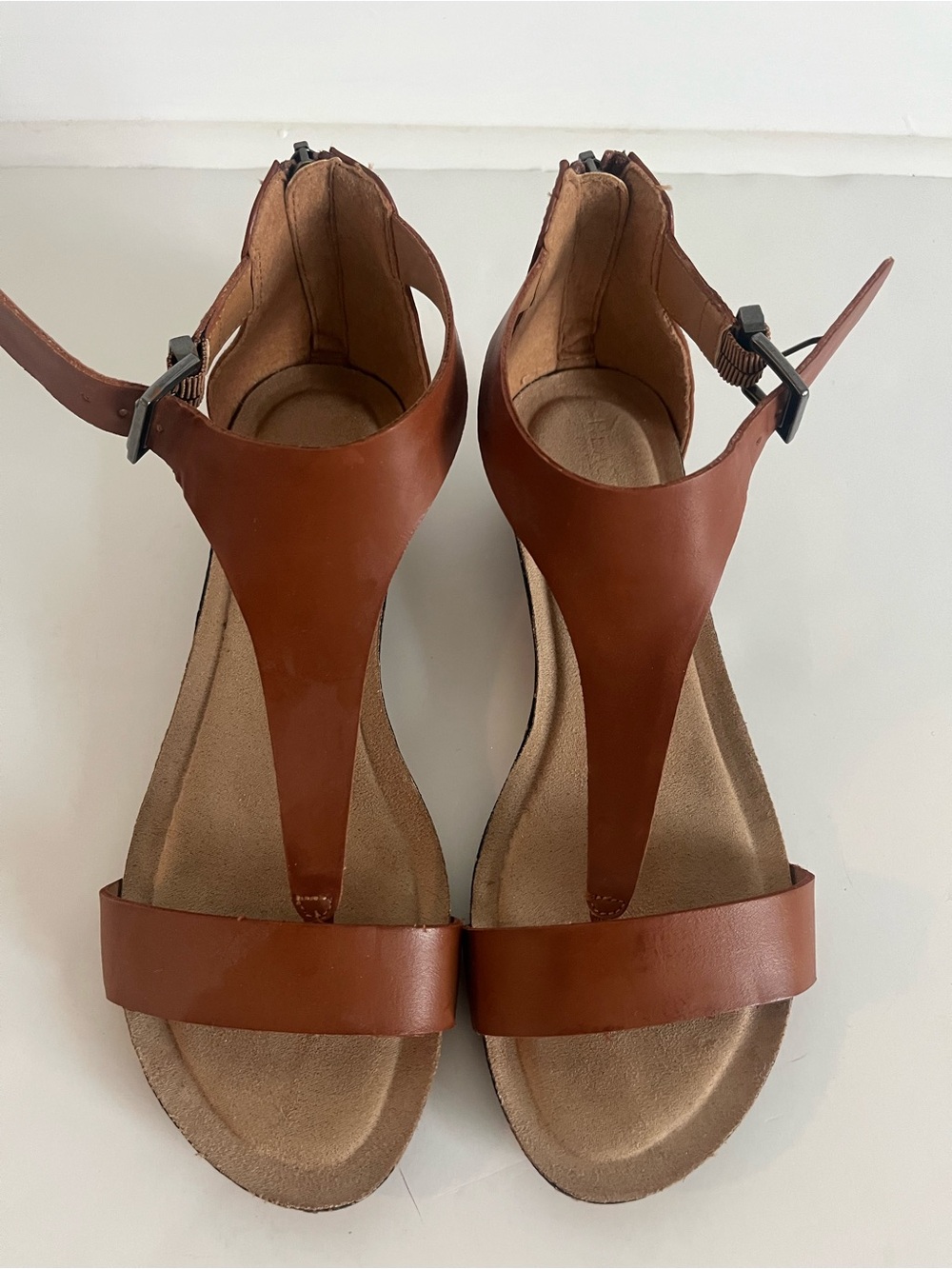 Kenneth Cole REACTION Women’s Brown T-Strap Leather Sandals- size 7